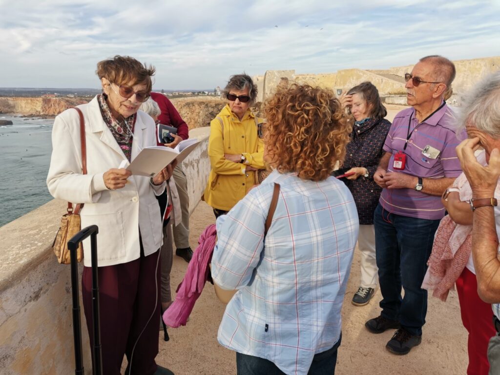 A colega Lurdes Esteves lendo um poema da Fernando Pessoa na Fortaleza de Sagres